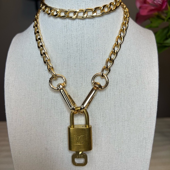 LOUIS VUITTON #324 Lock and LV Key with 22” Unbranded Chain Necklace - Picture 3 of 7